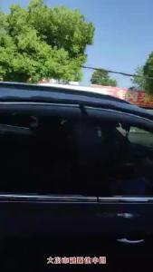 洒水车化身“消防车”