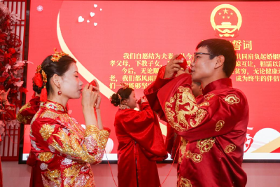 我市举行七夕节集体颁证仪式