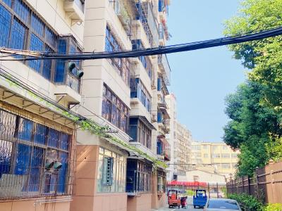 【保持“拼抢实”·奋进“五十强” 聚焦八大行动之文明提升】整治“飞线”提“颜值” 助力城市“无线美” 　