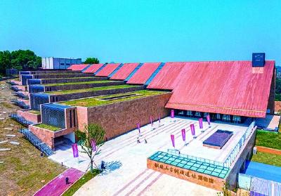 这里是两千多年前的“高新技术产业基地”——一把铜斧“惊天下”！铜绿山考古发现50年的“再发现”