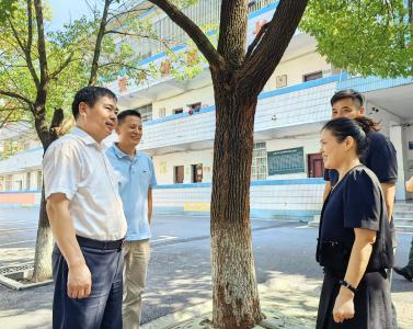 郝胜勇走访慰问教师代表