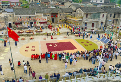 【保持“拼抢实”·奋进“五十强” 聚焦八大行动之乡村振兴】多彩“晒秋”话“丰”景——大箕铺镇举办第二届庆丰收“晒秋”活动