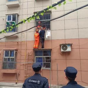 3岁小男孩头卡防盗窗下半身悬空  热心居民、消防联合紧急营救