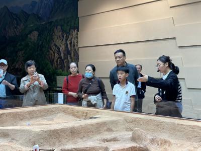 博物馆讲解员：坚守岗位 传播青铜文化