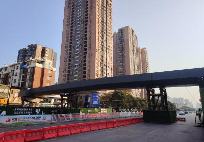 【保持“拼抢实”·奋进“五十强” 聚焦八大行动之项目建设】上冯路人行天桥主体合龙