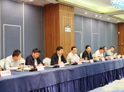 郝胜勇与卓尔控股有限公司董事长阎志一行座谈