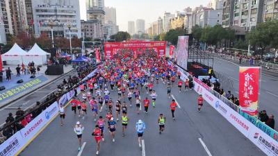 【快讯】冶马向未来 首届劲牌 2023 湖北大冶半程马拉松赛鸣枪开跑