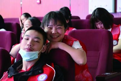 “煎饼霞”带着患病儿子出摊