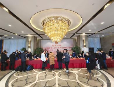 履职尽责谋发展 人大代表向大会报到
