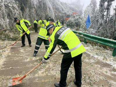 【新春走基层】山路通了 村民笑了 记者直击抗冰雪
