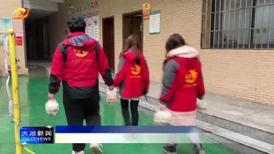 简讯：高龄独居老人吃上丰盛饭菜