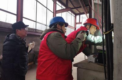 舒心“电”礼包 情暖返乡人