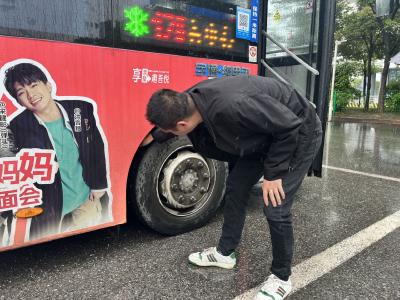 【五一我在岗】—— 公交车司机：流动的岗位 不变的职责