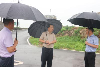 孙辄赴还地桥镇检查防汛备汛工作并开展“七一”走访慰问活动