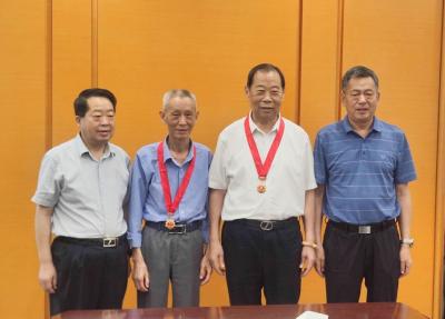 市人大常委会举行“光荣在党50年”纪念章颁发仪式