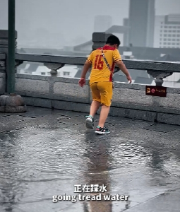 当你去到你一直想去的地方，但是下雨了，你会？