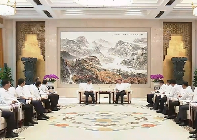 王忠林与中国电信集团有限公司董事长柯瑞文座谈