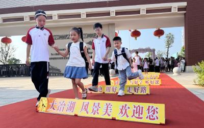 开学第一天 我市中小学展现新姿态新气象