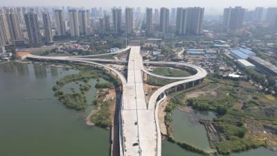【直达基层·聚焦十件实事】桥梁段全线贯通 东风路西延道路工程已完成90%