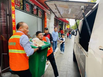 【国庆我在岗】环卫工人守护城市靓丽风景