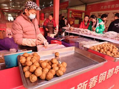 湖北大冶：铜都年货节充满“烟火气”