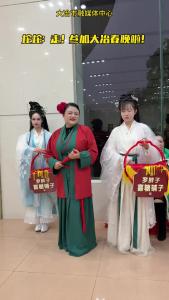 坨坨：走，参加大冶春晚啦~