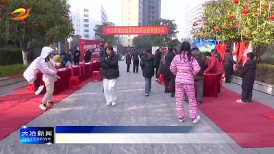 政协委员进社区 情浓墨香送春联