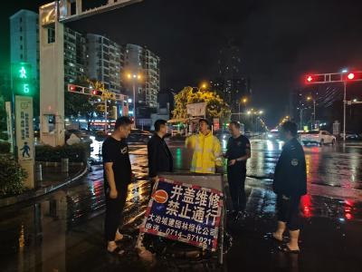 东风路街道：城管队员冒雨抢险保畅通