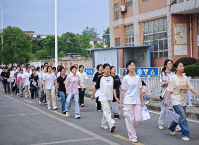 满城暖意托举笔尖梦想——2025年我市高考首日见闻