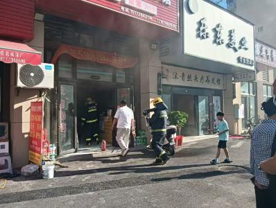 商铺突发火情 物业及时处置