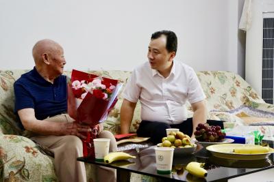 孙辄走访慰问抗战老战士、老同志