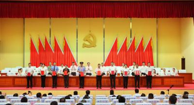 【决胜全年 跨越千亿】以奋进之姿蓄未来之势——市委常委会（扩大）会议暨冲刺千亿市誓师大会侧记