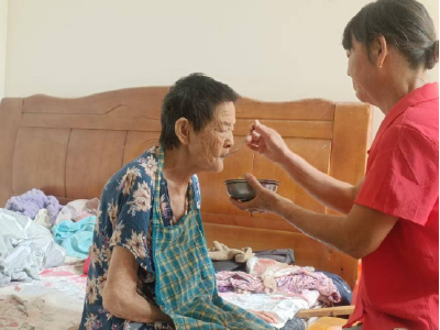她视力残疾，却成了婆婆的全部光明——罗家桥街道双港村媳妇谢冬连孝行感动乡邻