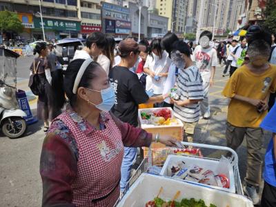 【民情直通车】校园门口的“美食江湖”：热闹背后藏隐忧