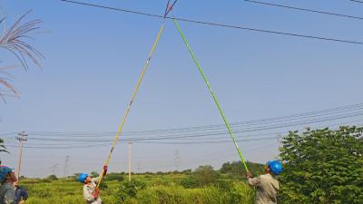 还地桥供电所：带电安装防跳闸装置