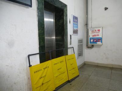 【民情直通车】两台电梯其中一台“暂停使用”一拖就是半年 75户居民仅靠一台电梯上下楼