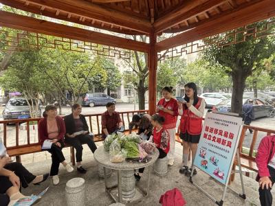 【图片新闻】凉亭里听宣讲