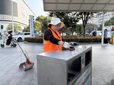 【国庆我在岗】橙色身影：用扫帚为城市擦亮假日底色