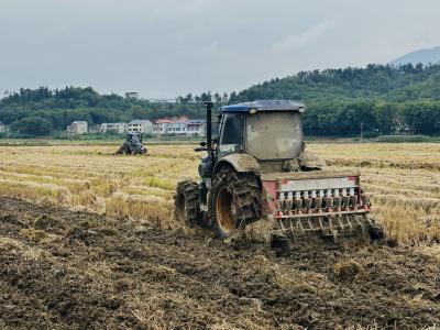 农机轰鸣秋播忙 农技护航助丰收