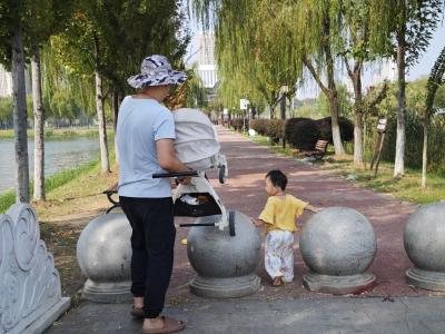 【民情直通车】多处入口被层层加锁 残疾人车婴儿车入园难 尹家湖公园何时打开“便民之门”？