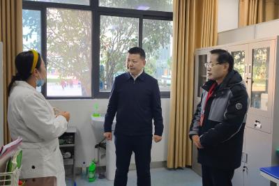 潘小进检查全市校园安全工作