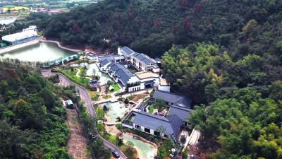 “网”约激情 “冶”更精彩——2025年大冶“华新水泥杯”网球精英邀请赛暨大冶携程度假农庄正式开园活动圆满举办