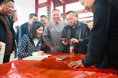 高墙村：村民自筹30万元修建“致富路”