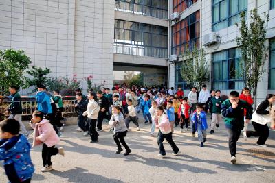 校园应急疏散演练  提升自救互救能力