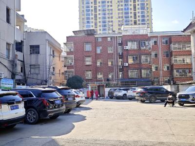 【民情直通车】“黑停车场”的生意经：无证经营，收费依旧