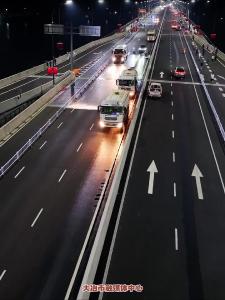 三里七湖大桥试行通车了加班加点清洗路面 挂国旗迎国庆