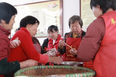 【图片新闻】饺子传情