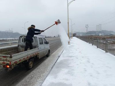 闻雪而动 高效应对——高新区主次干道今晨畅通无阻