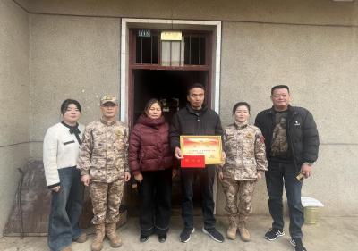 喜报传佳音 荣光照乡邻