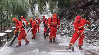 扫雪除冰 打通山区出行安全通道